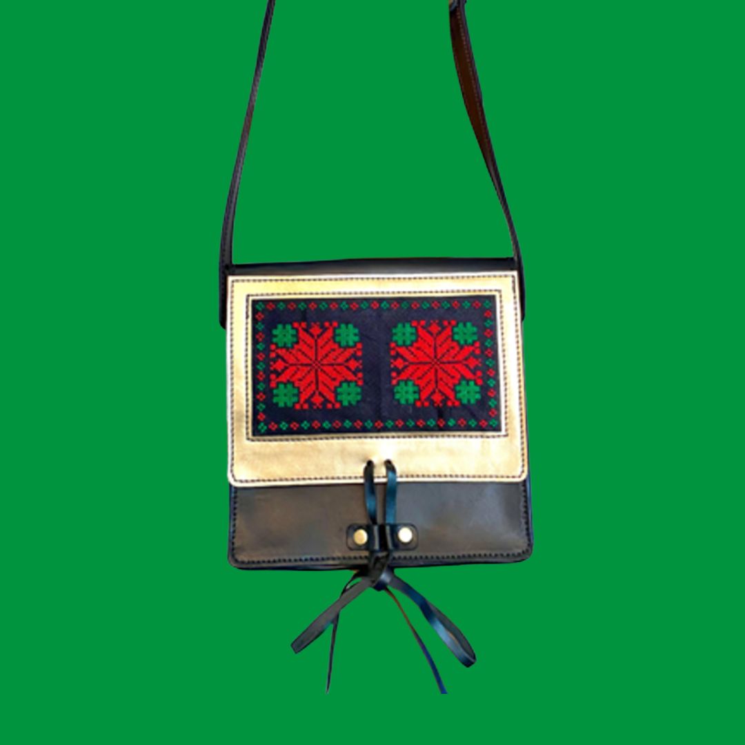 Hermosa cartera de cuero que incluye un bordado tipo tatreez palestino.