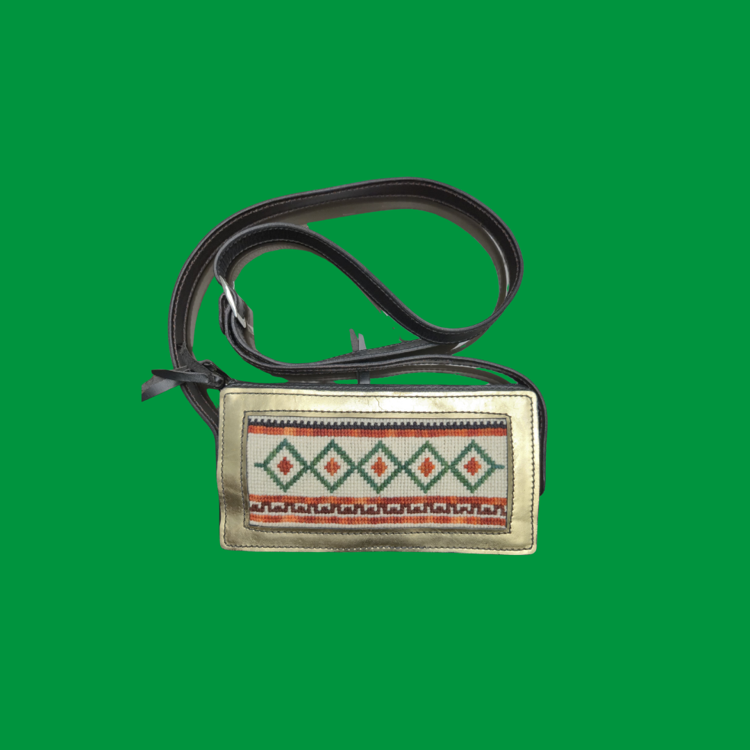 Hermosa cartera de cuero que incluye un bordado tipo tatreez palestino.