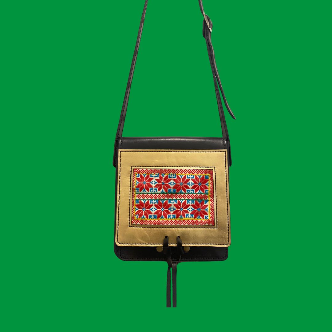 Hermosa cartera de cuero que incluye un bordado tipo tatreez palestino.